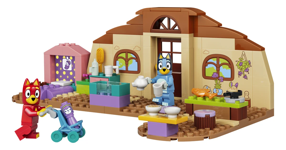 LEGO Bluey School with Rusty and Bluey 11221, a brick-built classroom with a reading nook, a table and Bluey and Rusty minifigures