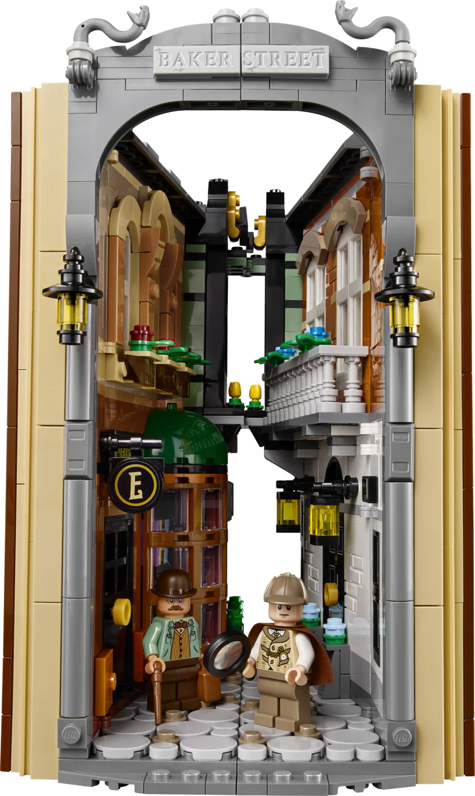The LEGO Icons Sherlock Holmes Book Nook 10351, a narrow street between two building fronts with lamp posts and two minifigures