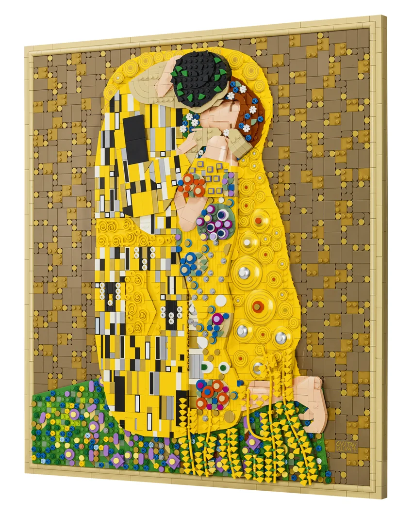 LEGO Art Gustav Klimt The Kiss 31221, a framed brick mosaic of the painting with a gold patterned robe and a flower meadow