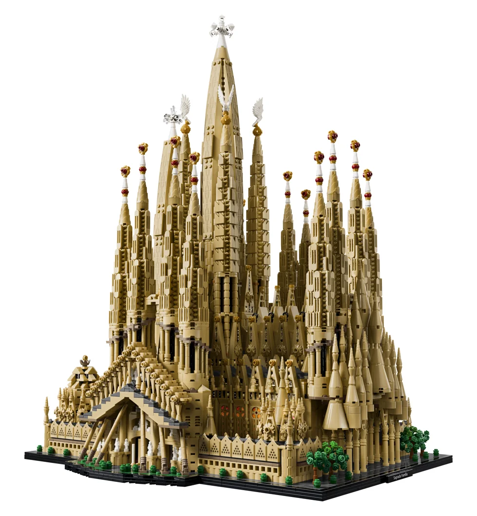 LEGO Architecture Sagrada Família 21065, a tall tan brick model of the Barcelona basilica with many spires on a dark base