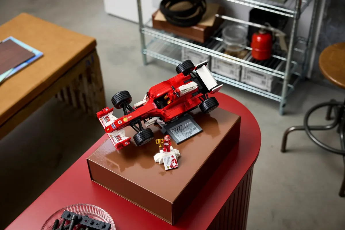 LEGO Icons Ferrari F2004 & Michael Schumacher 11375: red car with a minifigure on a brown stand on a red table