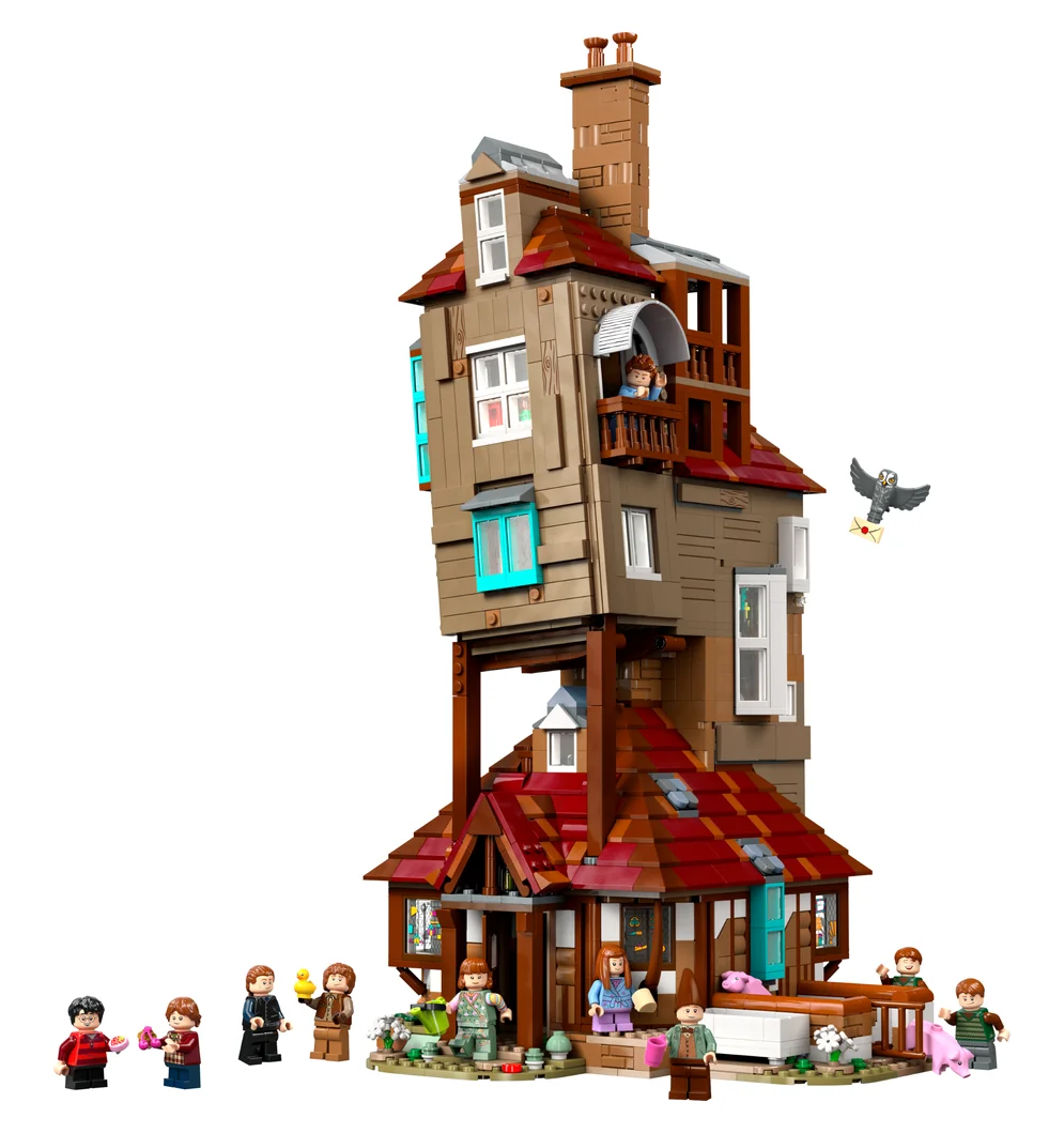 LEGO Harry Potter The Burrow Collectors' Edition 76437, the tall crooked Weasley house with red roofs, an owl flying beside it and minifigures in front