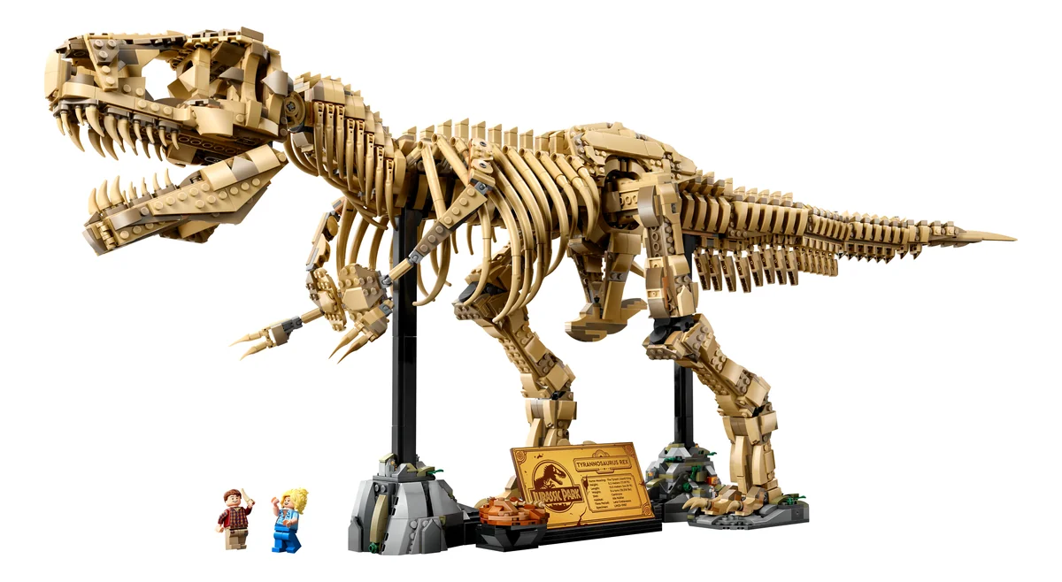 LEGO Jurassic World Dinosaur Fossils: Tyrannosaurus rex 76968, a large tan brick-built T. rex skeleton on black stands with an information plaque and two minifigures
