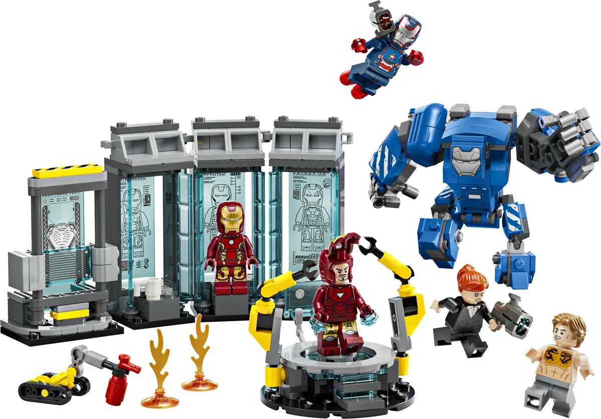 LEGO Marvel Iron Man's Laboratory: Hall of Armor 76315, glass armor display cases with a blue mech suit and Iron Man minifigures in front
