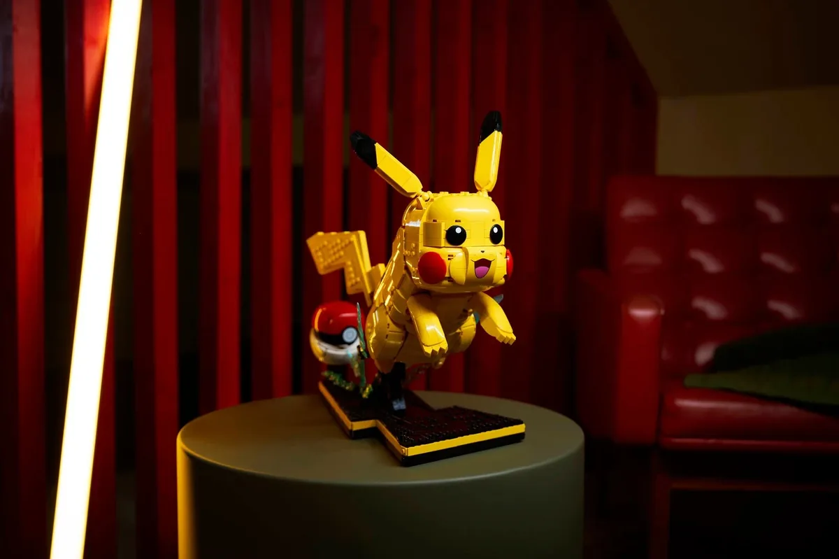 LEGO Pokémon Pikachu and Poké Ball 72152: yellow Pikachu leaping from an open red and white Poké Ball on a black lightning stand