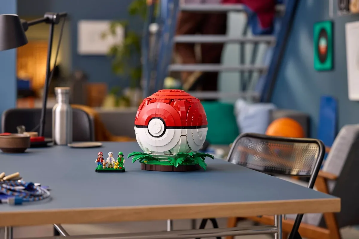 LEGO Pokémon Iconic Trainer Moments Poké Ball 72154: a large closed red and white Poké Ball on a grassy base beside three minifigures