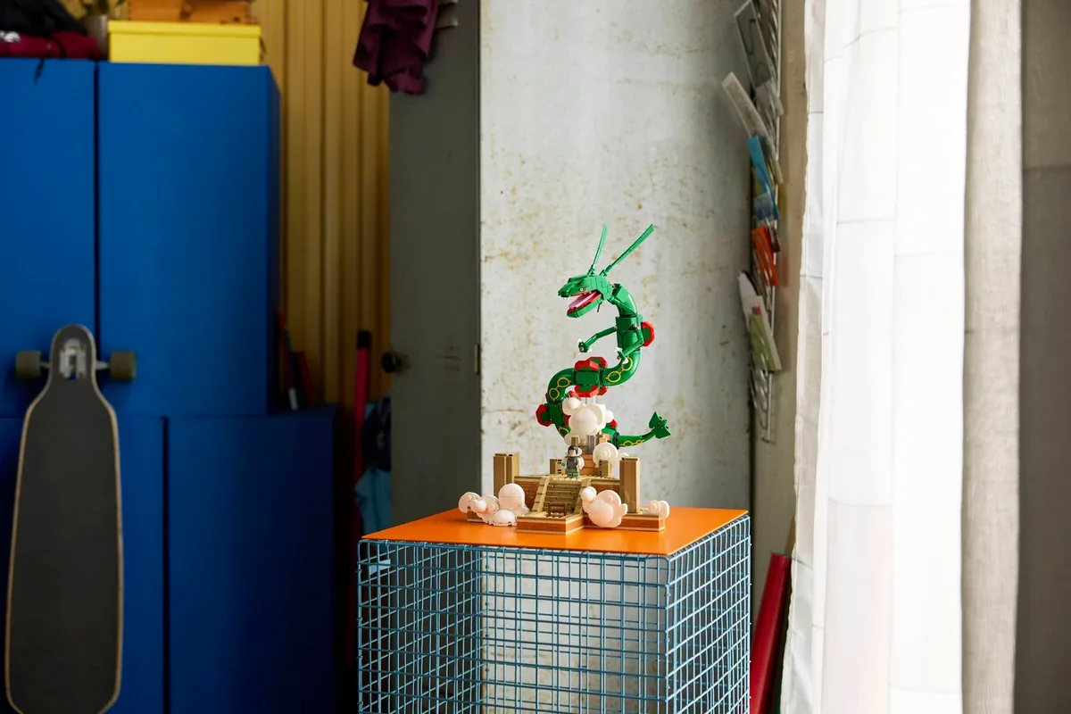 LEGO Pokémon Rayquaza 72168: green Rayquaza coiled above a cloud-topped stone base on an orange-topped wire cabinet