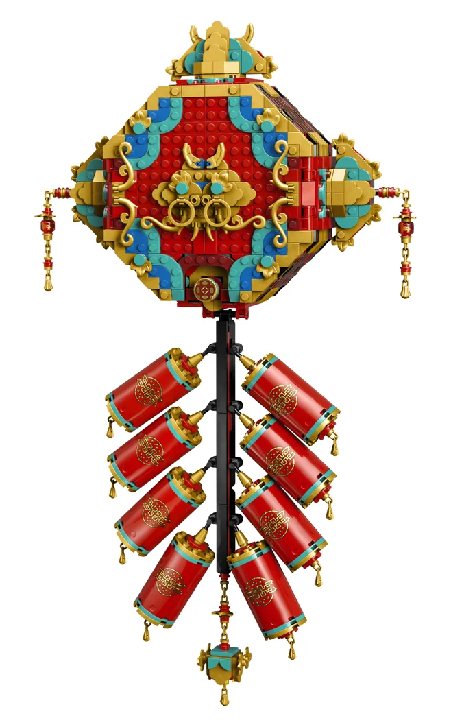 LEGO Fortune Firecracker 80118, a red and gold brick-built Spring Festival wall decoration with a diamond-shaped top and a string of eight red firecrackers