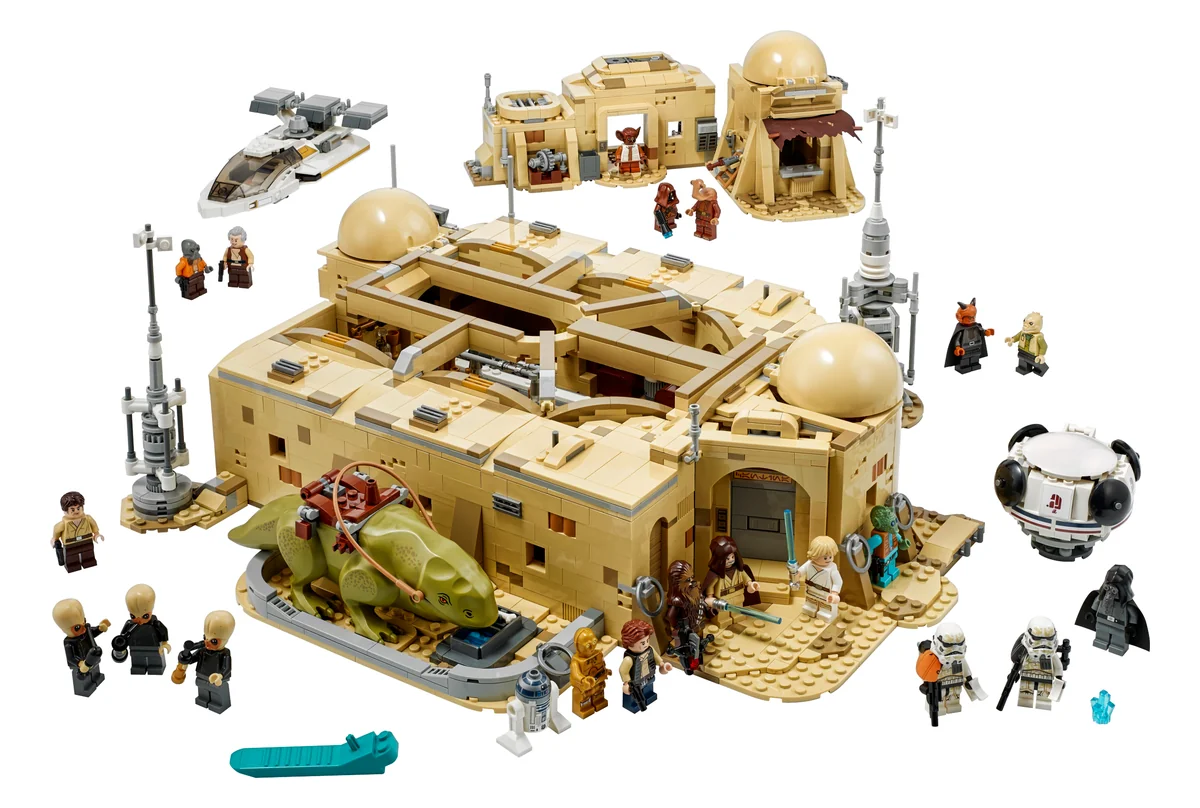 LEGO Star Wars Mos Eisley Cantina 75290, a sand-colored domed building with an open roof, a landspeeder, droids and many minifigures around it
